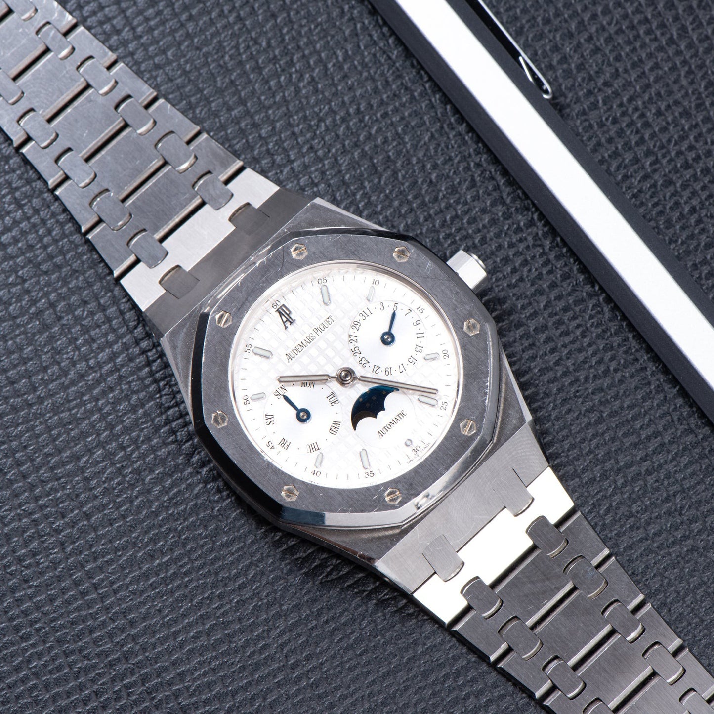 Audemars Piguet Day-Date Moonphase Square: A Perfect Blend of Style and Precision