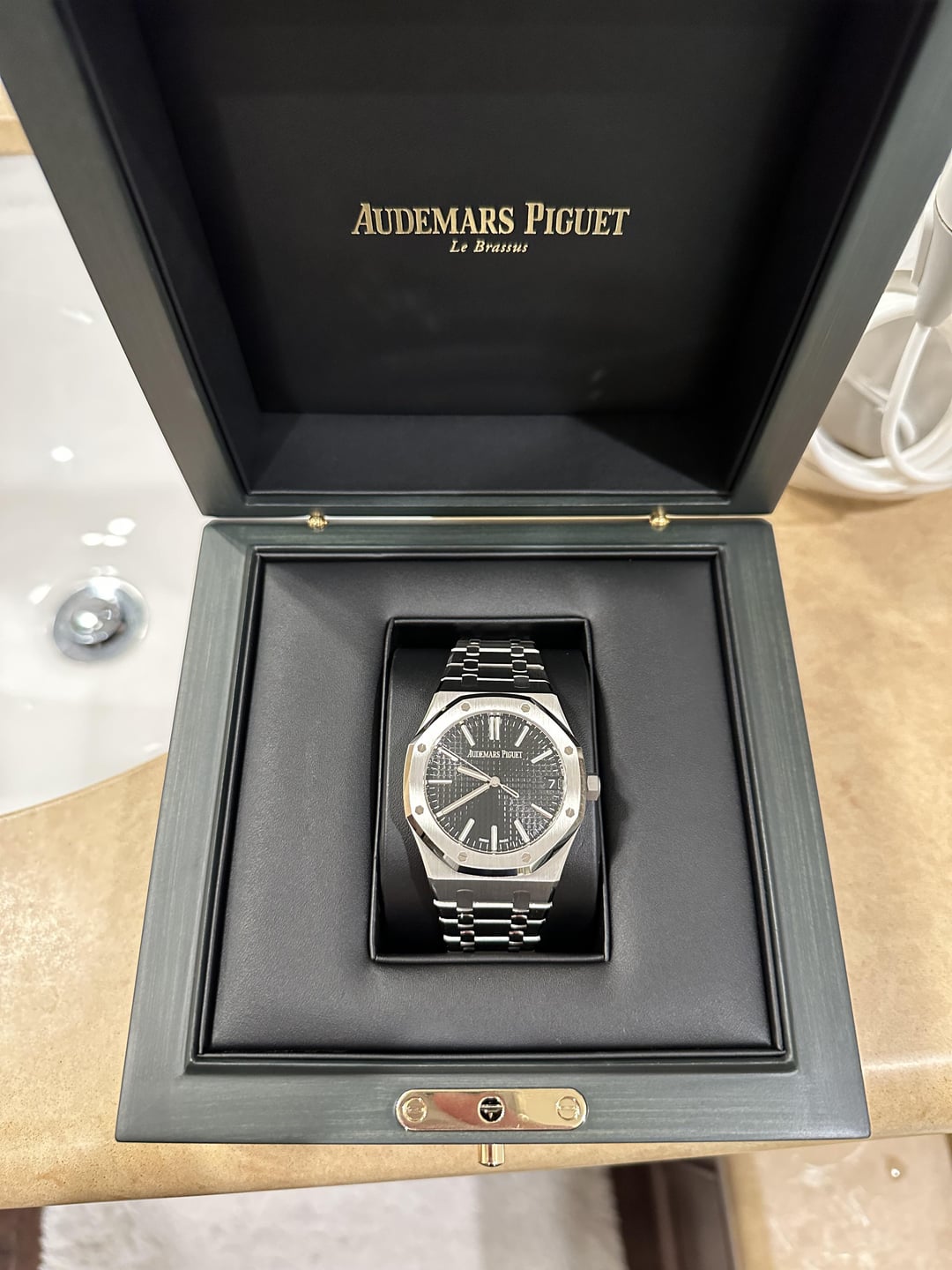 Exploring Audemars Piguet Pay Monthly Options: Reddit & Hong Kong Office Insights